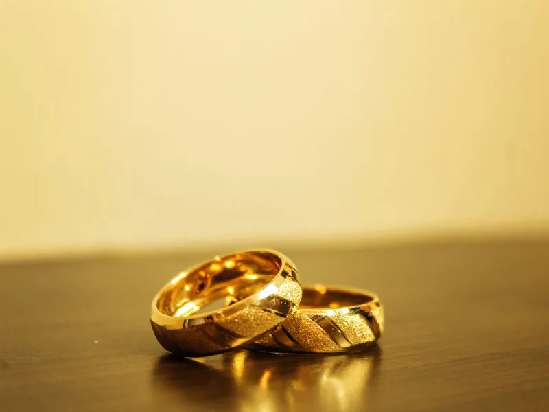 aliança de ouro escurece passando creme