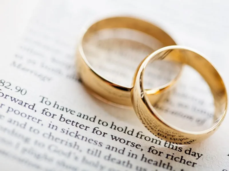 como escolher aliança de casamento de prata