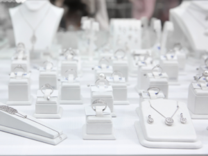 como investir em joias