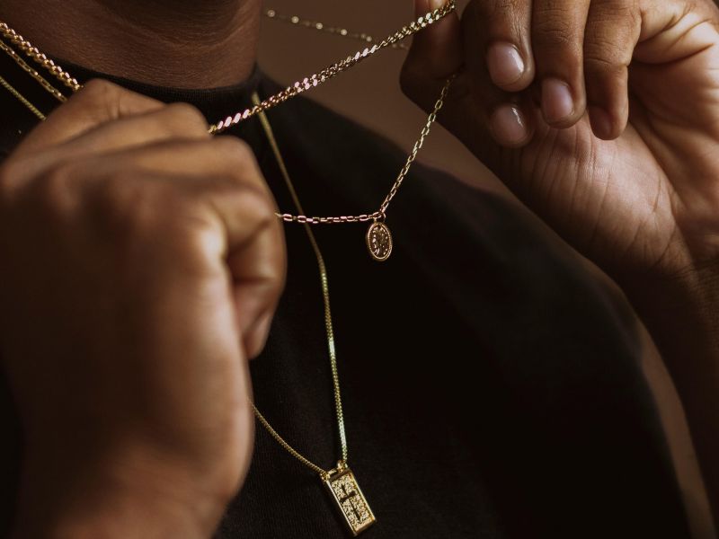 como usar corrente de ouro masculina